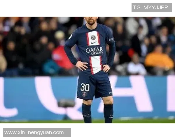 足球明星叉腰自信瞬间展现实力与风采 激励球迷追梦拼搏精神 足球明星叉腰自信瞬间展现实力与风采 激励球迷追梦拼搏精神